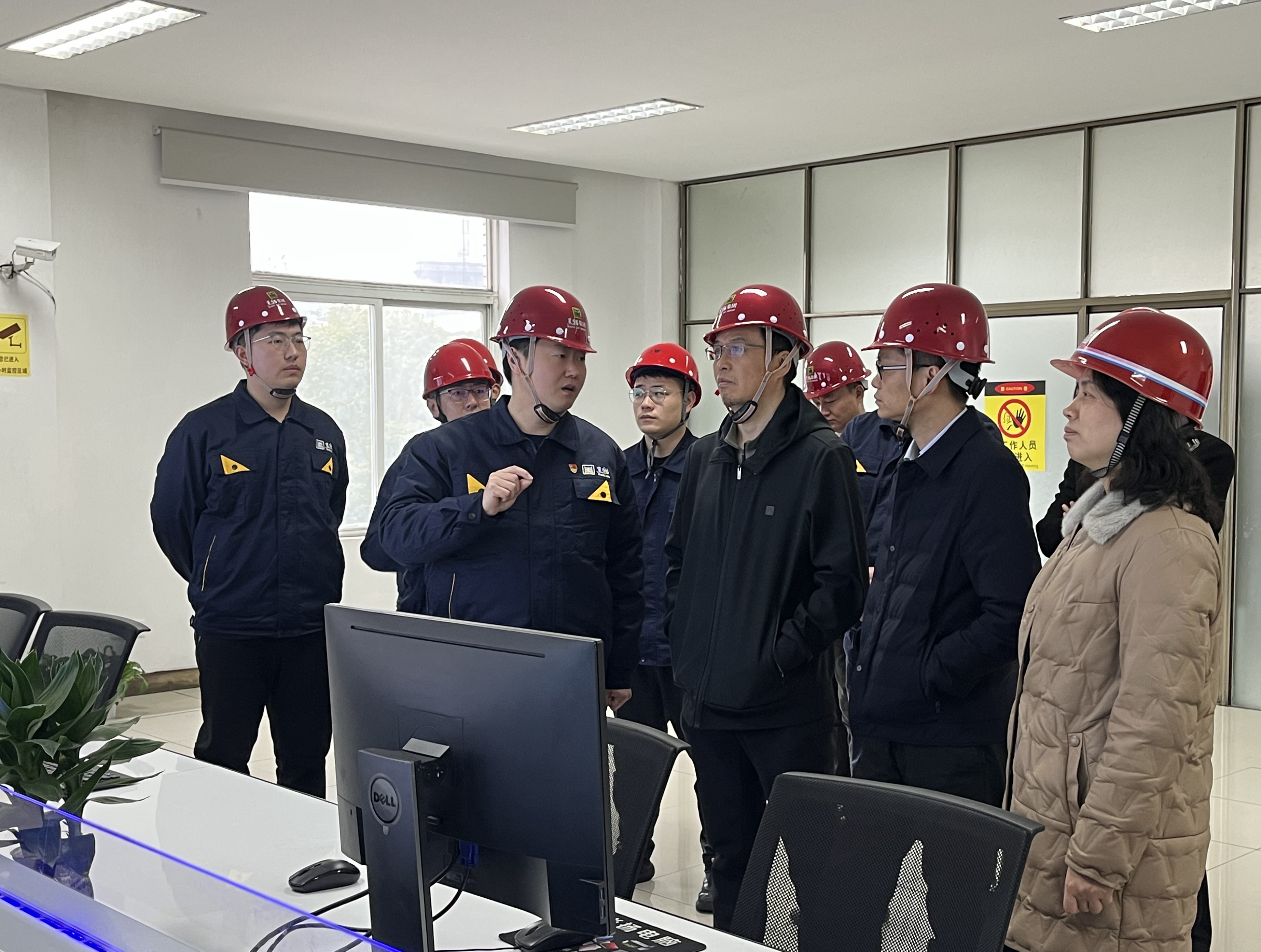 圖1 炭黑5、6號生產(chǎn)線調控室（集團總部 彭佳敏攝）.jpg